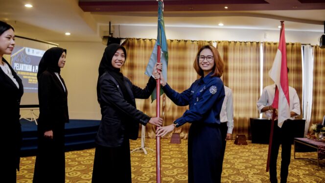 
					Foto: Ketua DPD Adwndo Kaltim Dwie Arum Meynina resmi melantik DPC Adwindo Kabupaten Paser. (DOK. Istimewa)