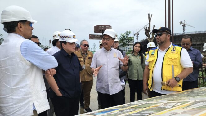 
					Foto: Menteri BUMN Erick Tohir didampingi Kepala OIKN Bambang Susantono tinjau IKN. (DOK. Humas Polres PPU)