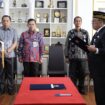 Foto: Penjabat (Pj) Bupati Penajam Paser Utara (PPU) Makmur Marbun secara resmi melantik Dr. Gordius Ago  sebagai Direktur Utama (Dirut) Perumda Benuo Taka (PBT) Kabupaten PPU. (DOK. Istimewa)