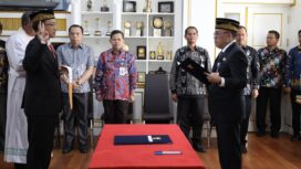 Foto: Penjabat (Pj) Bupati Penajam Paser Utara (PPU) Makmur Marbun secara resmi melantik Dr. Gordius Ago  sebagai Direktur Utama (Dirut) Perumda Benuo Taka (PBT) Kabupaten PPU. (DOK. Istimewa)