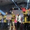 Foto: Pj Bupati PPU Makmur Marbun dan Ketua KPU PPU Ali Ishak saat memberikan penghargaan kepada pemenang lomba KPU. (DOK. CahayaBorneo.com)