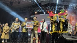 Foto: Pj Bupati PPU Makmur Marbun dan Ketua KPU PPU Ali Ishak saat memberikan penghargaan kepada pemenang lomba KPU. (DOK. CahayaBorneo.com)