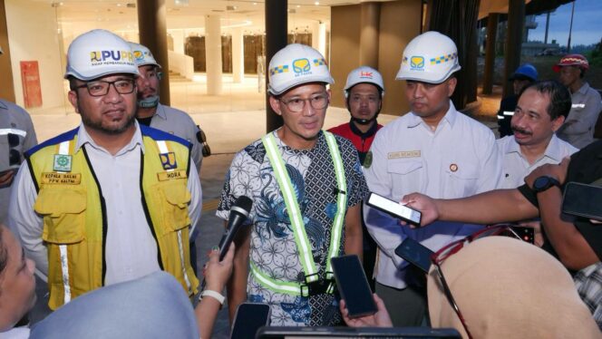 
					Foto: Menteri Pariwisata dan Ekonomi Kreatif (Parekraf) Sandiaga Salahudin Uno bersama Otorita Ibu Kota Nusantara (IKN) memberikan atensinya untuk pelaku industri kreatif, UMKM di wilayah IKN. (DOK. Istimewa)