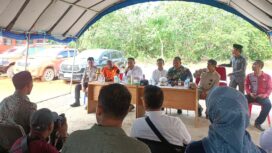 Foto: Penjabat (Pj) Bupati PPU, Makmur Marbun saat menyalurkan bantuan kepada korban banjir di Kecamatan Sepaku. (DOK. CahayaBorneo.com)