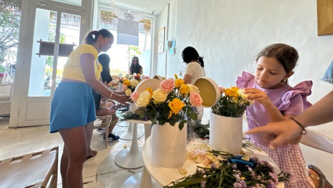 
					Foto: Caffe Italiano Bali menggelar Florist Workshop atau pelatihan merangkai bunga segar. (DOK. CahayaBorneo.com)