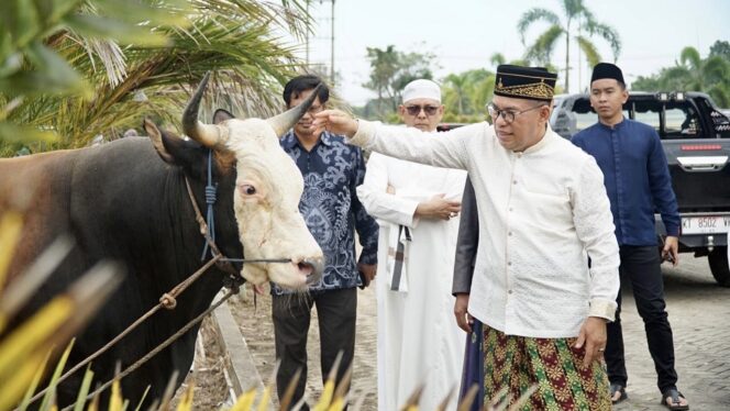 
					Foto: Pj Bupati PPU Sampaikan Sambutan Dihadapan Ratusan Jamaah Solat Idul Adha di Masjid Agung. (DOK. Istimewa)