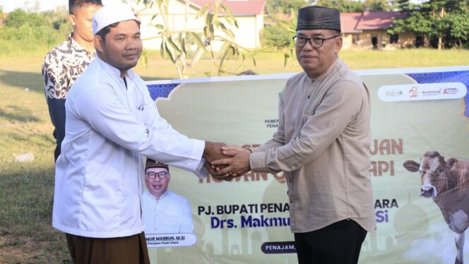 
					Foto: Penjabat (Pj) Bupati Penajam Paser Utara (PPU) Makmur Marbun menyerahkan secara langsung sejumlah bantuan hewan kurban dari pemerintah Kabupaten PPU ke sejumlah pengurus Pondok Pesantren (Ponpes) dan Masjid. (DPK. Istimewa)