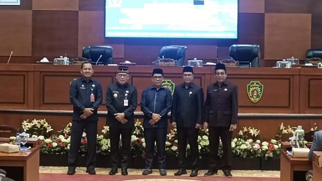 
					Foto: Dewan Perwakilan Rakyat Daerah (DPRD) Penajam Paser Utara (PPU) gelar Rapat Paripurna penyampaian nota penjelasan dan pandangan umum fraksi-fraksi DPRD terhadap Rancangan Peraturan Daerah (Raperda) Pertanggungjawaban Pelaksanaan APBD Tahun Anggaran 2023 di Gedung Paripurna DPRD PPU, Selasa (11/6/2024). (DOK. CahayaBorneo.com)