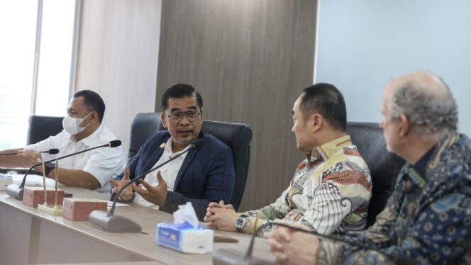 
					Foto: Otorita Ibu Kota Nusantara (IKN) dan Motorola Solutions, Inc. resmi menandatangani Nota Kesepahaman (MoU) di kantor OIKN sebagai bentuk komitmen untuk turut serta membangun Ibu Kota Nusantara sebagai kota cerdas yang hijau, berketahanan, berkelanjutan dan inklusif (12/06/2024). (DOK. Istimewa)