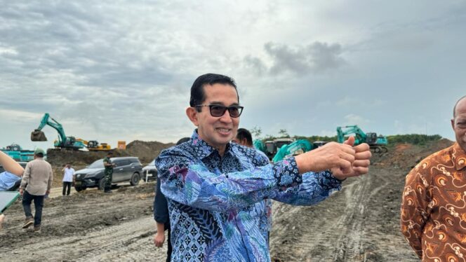 
					Foto: Kepala Badan Bank Tanah, Parman Nataatmadja saat meninjau langsung lokasi pembangunan Bandara VVIP di Kecamatan Penajam. (DOK. CahayaBorneo.com)