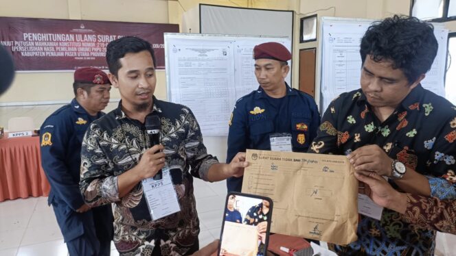 Foto: KPU PPU Lakukan Penghitungan Ulang Surat Suara di TPS 26 dan 15 Sesuai Perintah MK. (DOK. CahayaBorneo.com)