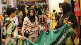 Foto: Ketua Tim Penggerak (TP) PKK Kabupaten Penajam Paser Utara (PPU) Linda Rumouli Siregar dampingi kunjungan lapangan Darma Wanita Persatuan (DWP) BUMD Air Minum se-Kaltim. (DOK. Istimewa)