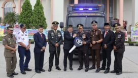 Foto: Pj. Bupati PPU Makmur Marbun Serahkan Mobil Operasional Polres PPU. (DOK. Istimewa)
