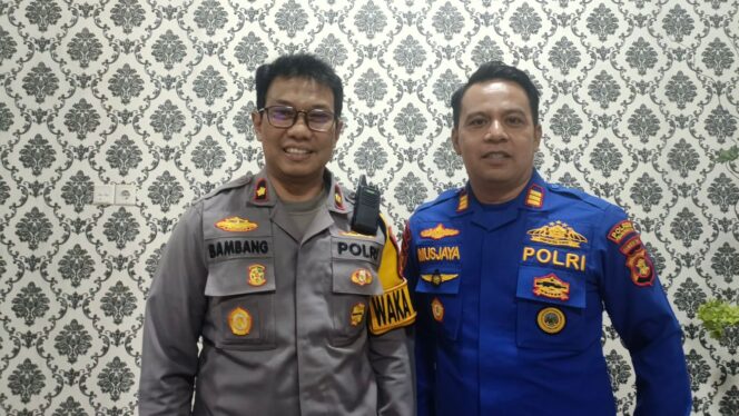 
					Foto: Wakapolres PPU Kompol Bambang Hadiyanto (kiri), Kepala Kesatuan Polisi Air (Polair) PPU, AKP Musjaya (kanan). (DOK. CahayaBorneo.com)