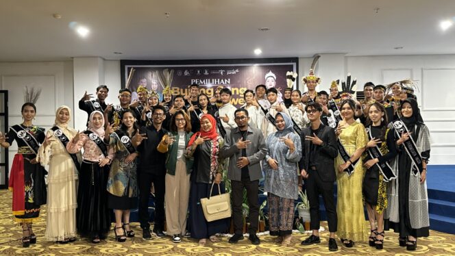 
					Foto: Malam unjuk bakat Bujang Song dan Bujang Bawe Paser. (DOK. CahayaBorneo.com)