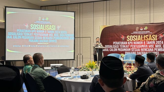 
					Foto: Sekda PPU, Tohar saat membuka Sosialisasi Peraturan KPU Nomor 8 Tahun 2024 serta sosialisasi terkait penyusunan Visi, Misi dan program bakal calon pasangan sesuai rencana pembangunan jangka panjang daerah (RPJDP) di Astara Hotel Balikpapan, Jumat (26/7/2024). (DOK. CahayaBorneo.com)