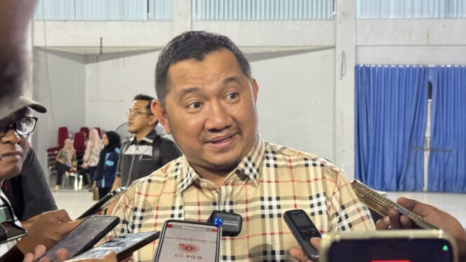 
					Foto: Mudyat Noor, menghadiri diskusi publik yang diselenggarakan oleh Festa Forum Keluarga Mahasiswa Kabupaten Penajam Paser Utara (FKMKPPU) di Kecamatan Penajam. (DOK. CahayaBorneo.com)