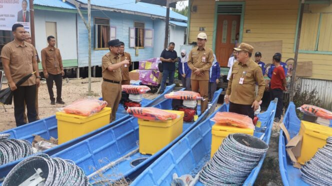 
					Foto: Pj Bupati PPU Serahkan 15 Unit Kapal Nelayan di Desa Babulu Laut. (DOK. Humas PPU)