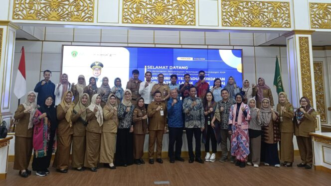 
					Foto: Pemerintah Kabupaten Penajam Paser Utara (PPU) mengadakan kegiatan monitoring terpadu terkait Kebijakan Kabupaten Layak Anak (KLA) di Kantor Bupati PPU, hari Selasa (9/7/2024). (DOK. CahayaBorneo.com)