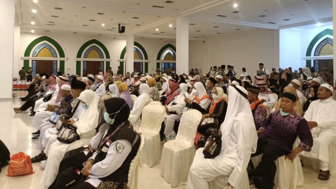 
					Foto: Jamaah haji asal Kabupaten Penajam Paser Utara (PPU) telah tiba di Masjid Islamic Center, Kelurahan Nipah-Nipah, Kecamatan Penajam, Rabu (17/7/2024) malam. (DOK. CahayaBorneo.com)