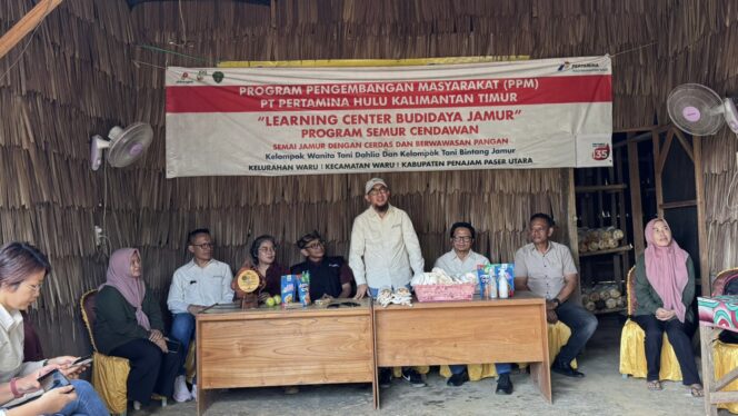 
					Foto: Manager Communication Relations & CID PHI, Dony Indrawan, mengunjungi lokasi Program Semur Cendawan di Kelurahan Waru pada Kamis (25/7). (DOK. CahayaBorneo.com)