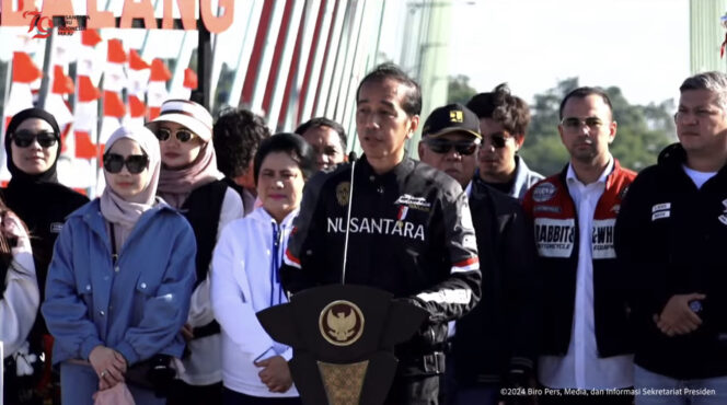 
					Foto: Presiden Joko Widodo (Jokowi) meresmikan Jembatan Pulau Balang di Penajam Paser Utara (PPU), Kalimantan Timur (Kaltim), pada Minggu (28/7/2024). (DOK. Sekretariat Presiden)