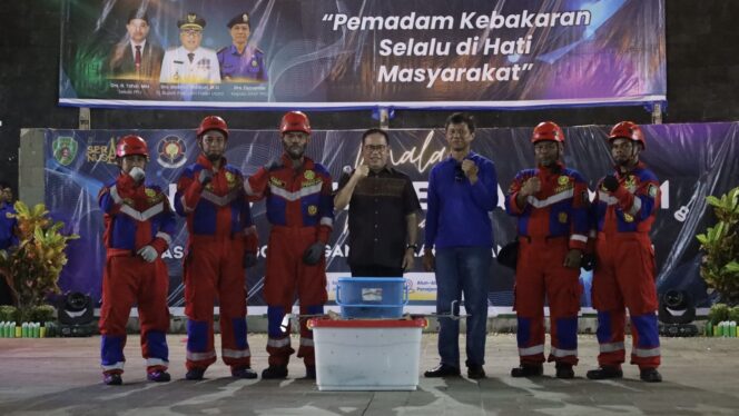 
					Foto: Pj. Bupati PPU Makmur Marbun serahkan mobil pemadam kebakaran. (DOK. Istimewa)