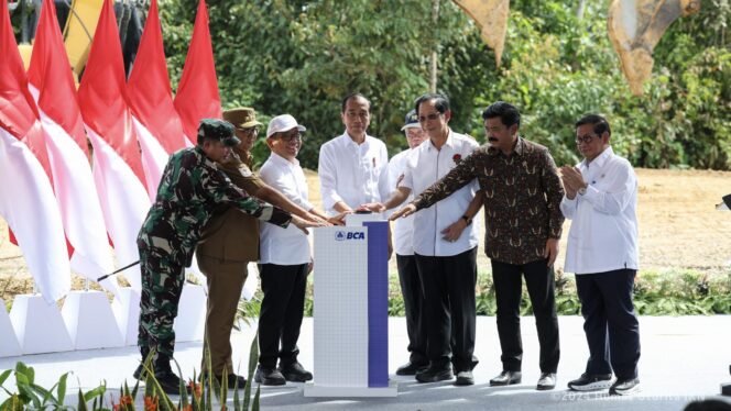 
					Foto: Presiden Republik Indonesia, Joko Widodo Groundbreaking Kantor BCA Nusantara. (DOK. OIKN)