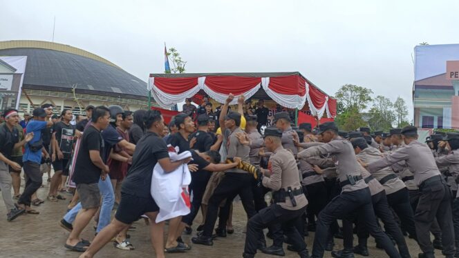 
					Foto: Kepolisian Resor (Polres) Penajam Paser Utara (PPU) mengadakan simulasi Sistem Pengamanan Kota (Sispamkota) dalam rangka Operasi Mantap Praja 2024.(DOK. Istimewa)