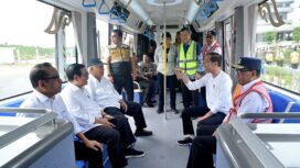 Foto: Presiden Joko Widodo melakukan uji coba moda transportasi terbaru yang ramah lingkungan. (DOK. Istimewa)