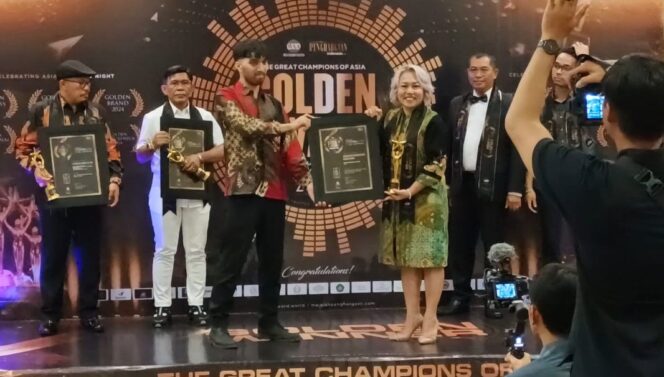 
					Foto: Penghargaan bergengsi diraih oleh Yayasan SanSis Children, Kampung Inggris, dan Sandry Ernamurti dalam ajang World Achievement Association (WAA) di Hotel Aston & Convention Center, Bali. (DOK. Istimewa)