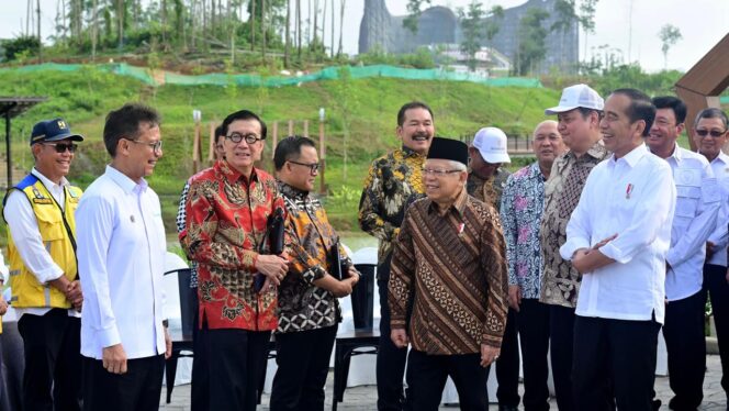 
					Foto: Presiden Jokowi Ajak Kabinet Nikmati Udara Pagi dan Keliling IKN. (DOK. Sekretariat Presiden)