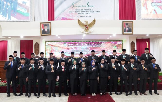 
					Foto: Anggota DPRD Paser periode 2024-2029 resmi diambil sumpah dan jabatan, melalui rapat paripurna DPRD, (DOK. Istimewa)