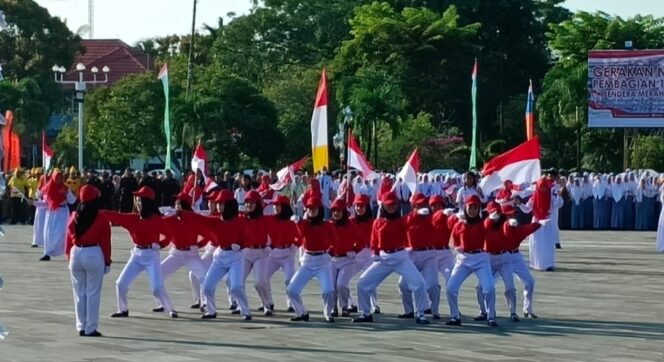 
					Foto: Pemerintah Kabupaten (Pemkab) Paser membagikan 3.200 bendera merah putih dalam rangka HUT RI ke-79. (DOK. Istimewa)
