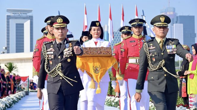 
					Foto: bendera duplikat Sang Merah Putih dan teks proklamasi diarak dari Monumen Nasional (Monas) menuju Ibu Kota Nusantara (IKN), dalam rangka memperingati HUT ke-79. (DOK. Istimewa)