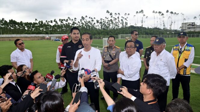 
					Foto: residen Joko Widodo melakukan kunjungan kerja ke pusat pelatihan Persatuan Sepak Bola Seluruh Indonesia (PSSI) yang berada di Ibu Kota Nusantara. (DOK. Sekretariat Presiden)
