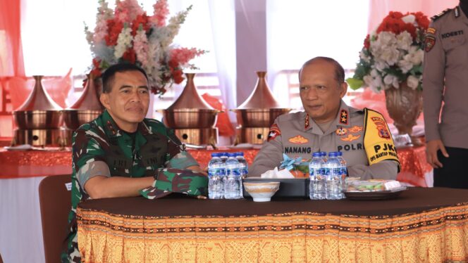 
					Foto: Pangdam VI/Mulawarman, Mayjen TNI Tri Budi Utomo, bersama Kapolda Kaltim, Irjen Pol Nanang Avianto memimpin Apel Gelar Pasukan Operasi Kepolisian Kewilayahan Mantap Praja Mahakam 2024, (DOK. Istimewa)