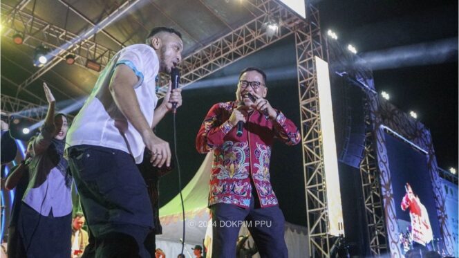 
					Foto: Pj Bupati PPU Makmur Marbun dan Giring Ganesha duet bareng di pengunjung gelaran Expo IKN 2024 di PPU. (DOK. Dokpim PPU)