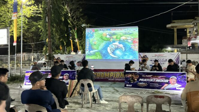 
					Foto: Bakal calon Bupati Penajam Paser Utara (PPU), Mudyat Noor, menginisiasi sebuah turnamen Mobile Legends Bang Bang (MLBB) yang berlangsung di depan sekretariat Mudyat Noor Center. (DOK. CahayaBorneo.com)