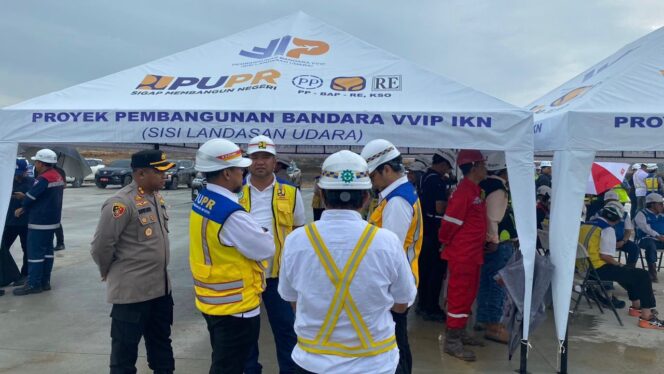 
					Foto: Kapolres Penajam Paser Utara (PPU) AKBP Supriyanto, memimpin langsung pengamanan dalam rangka kunjungan kerja Pelaksana Tugas (Plt.) Kepala Otorita Ibu Kota Nusantara (OIKN) dan Menteri Perhubungan untuk uji coba landasan pacu Bandara VVIP IKN. (DOK. Istimewa)