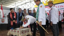Foto: Penjabat (Pj) Bupati Penajam Paser Utara (PPU), Makmur Marbun, menghadiri pelantikan pengurus Dewan Pimpinan Daerah (DPD) Laskar Mandau Adat Kalimantan Bersatu (LMAKB). (DOK. Istimewa)
