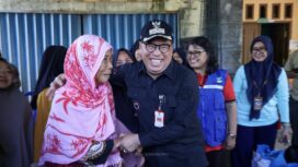 Foto: Pj. Bupati Penajam Paser Utara, Makmur Marbun bersama warga Kelurahan Lawe-Lawe. (DOK. Istimewa)