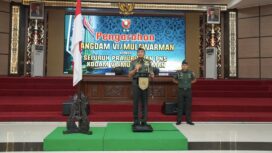 Foto: Panglima Komando Daerah Militer (Pangdam) VI/Mlw, Mayjen TNI Tri Budi Utomo memberikan pengarahan kepada seluruh Personel Kodam VI/Mlw baik militer maupun PNS TNI AD di Aula Makodam VI/Mlw, Senin (19/08/2024). (DOK. Istimewa)