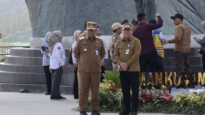 
					Foto: Pj. Bupati PPU Dampingi Presiden Jokowi Groundbreaking Tahap VII Pembangunan Strategis di IKN. (DOK. Istimewa)