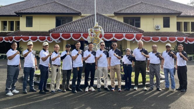 
					Foto: Manajemen PT Pertamina Hulu Indonesia (PHI)melakukan kunjungan kehormatan ke Markas Satuan Induk Badan Intelijen Strategis (Satinduk BAIS) TNI di Cilendek, Bogor, Jawa Barat. (DOK. Istimewa)