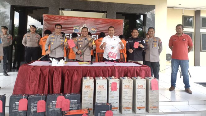 
					Foto: Kepolisian Resor (Polres) Penajam Paser Utara (PPU) berhasil mengungkap kasus pencurian baterai menara Base Transceiver Station (BTS). (DOK. CahayaBorneo.com)