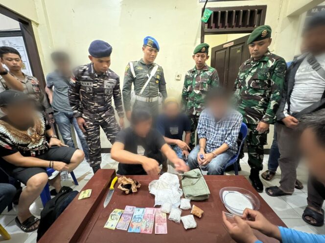 
					Foto: Tim Gabungan Satgas Pamtas RI-Malaysia Yonarmed 11/GG, TNI-Polri, dan Bea Cukai Kabupaten Nunukan berhasil menangkap dua kurir narkoba di Pelabuhan Tunon Taka, Nunukan, Minggu (15/09/24). (DOK. Istimewa)