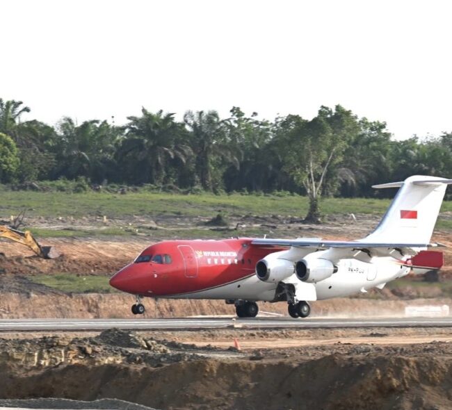 Presiden Jokowi Lakukan Pendaratan Perdana di Bandara IKN