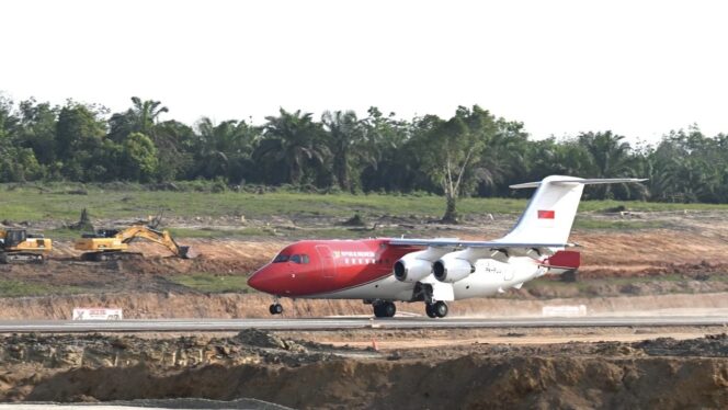 
					Foto: Presiden Joko Widodo melakukan pendaratan perdana di Bandara Nusantara. (DOK. Istimewa)