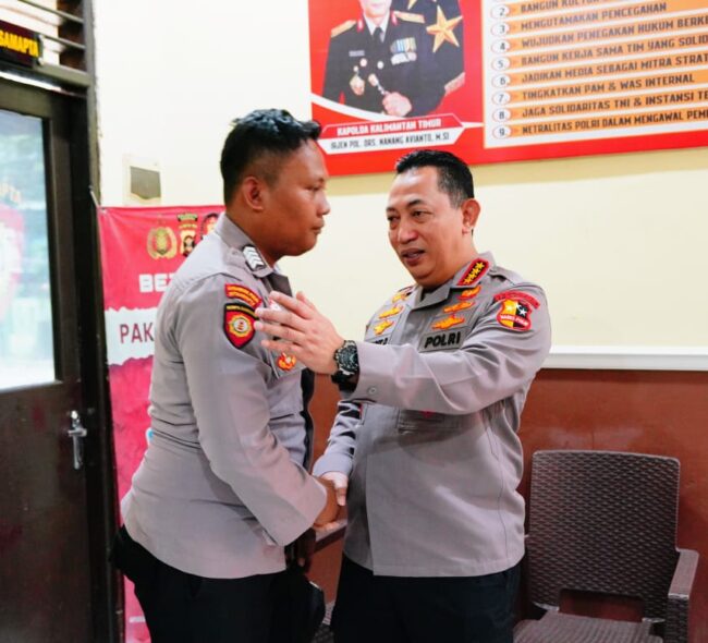 Temui Polisi Penggali Kubur, Kapolri : Terus Jadi Polisi Baik untuk Masyarakat